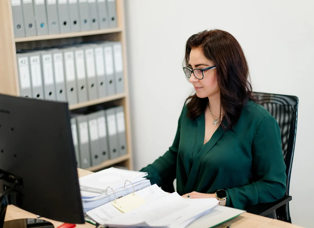 księgowa pracująca nad dokumentacją w biurze rachunkowym w Mielcu
