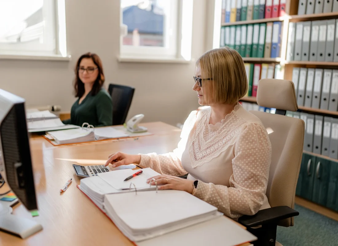 Księgowe w biurze rachunkowym w Mielcu pracujące nad dokumentacją