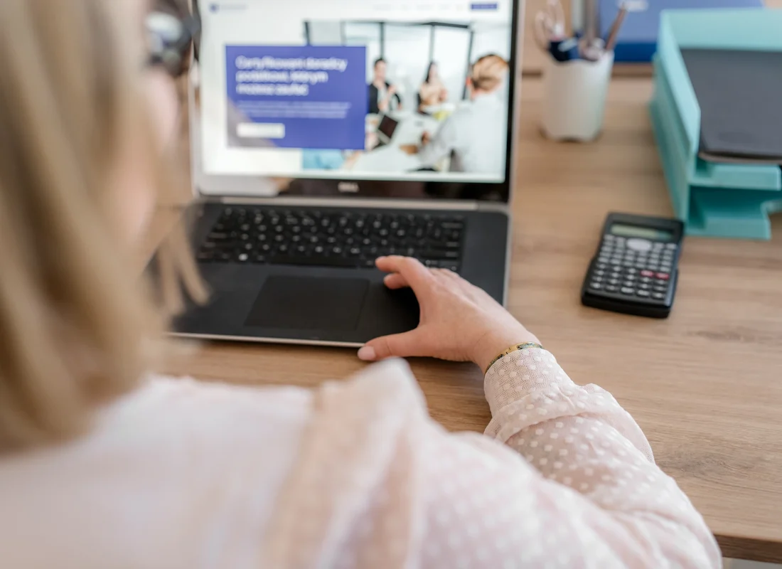 Praca w biurze rachunkowym przy komputerze – obsługa klientów online