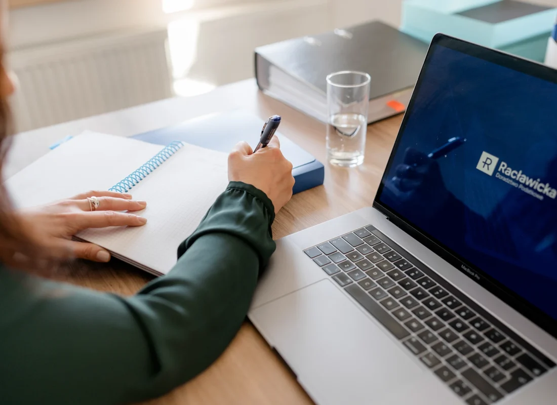 Spotkanie klienta z doradcą podatkowym w biurze rachunkowym w Mielcu